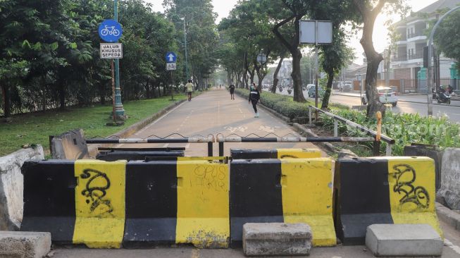 Beton penutup area kawasan Banjir Kanal Timur (BKT), Jakarta Timur, Senin (28/6/2021). [Suara.com/Alfian Winanto]