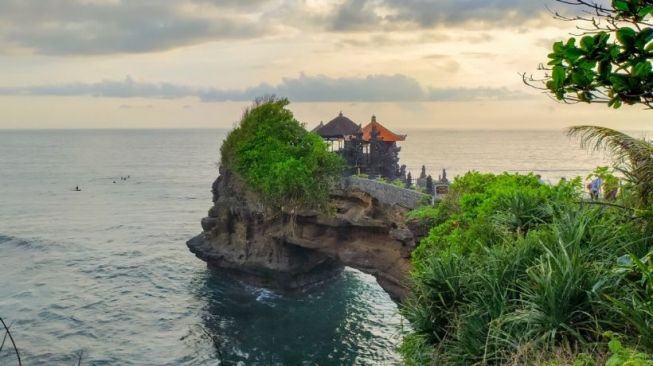 Asal Mula Pura Tanah Lot yang Berdiri di Tengah Laut