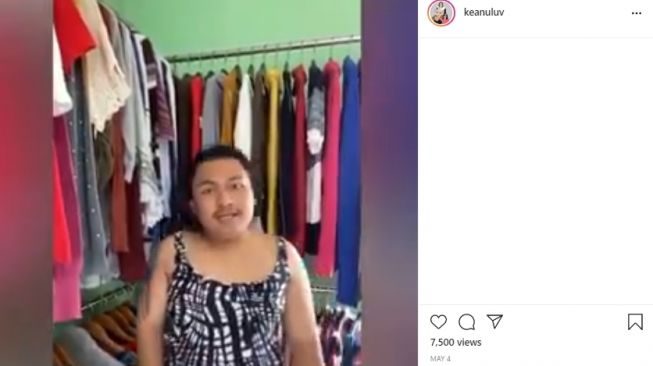 Keanu kenakan baju wanita demi endorsement. [Instagram]