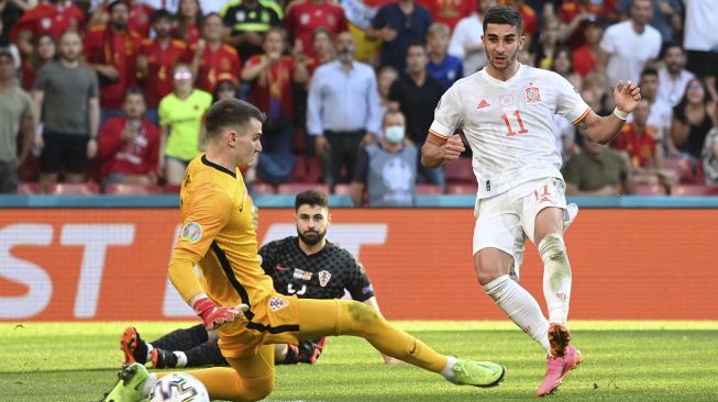 Gelandang Spanyol Ferran Torres mencetak gol ketiga Spanyol selama pertandingan sepak bola babak 16 besar UEFA EURO 2020 antara Kroasia dan Spanyol di Stadion Parken di Kopenhagen, Kopenhagen, pada (28/6/2021). [Jonathan NACKSTRAND / POOL / AFP]