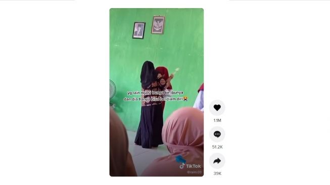 Reaksi anak ini saat temennya beri bunga ke ibunya bikin mewek. [TikTok]