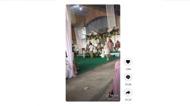 Reaksi mantan datang ke pernikahan. [TikTok]