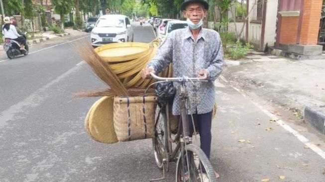 Pandemi Mengerikan, Kaseran Tetap Jual Tempeh Keliling: Hanya Ini yang Saya Bisa!