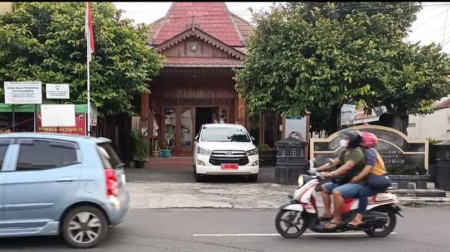 Mobil dinas Wali Kota Solo, Gibran Rakabuming Raka, tampak diparkir di Kantor Kelurahan Gajahan, Pasar Kliwon, Jumat (7/5/2021). [Solopos/Kurniawan]