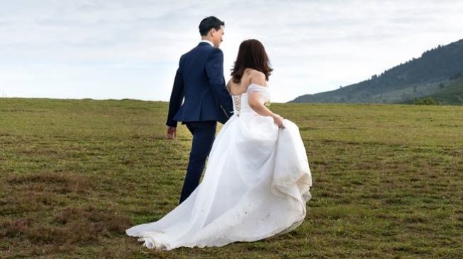 Keluarga Tak Diberitahu, Pasangan Ini Nekat Menikah setelah 2 Minggu Pacaran
