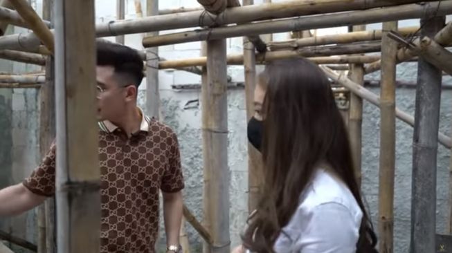 Momen Verrel Bramasta ajak Natasha Wilona ke rumah Sentul. (YouTube/VRL Bramasta)