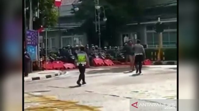 Sejumlah pemotor mencoba menerobos blokade penutupan jalan di Jalan Aceh, Kota Bandung, Jawa Barat. (ANTARA/Dokumentasi Pribadi) 