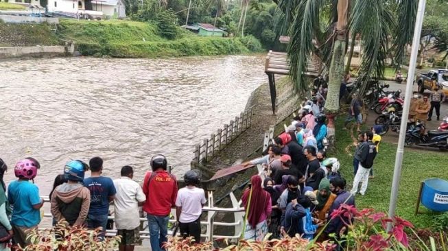 Heboh! Mayat Bayi Perempuan Mengambang di Bawah Jembatan Ratapan Ibu Payakumbuh