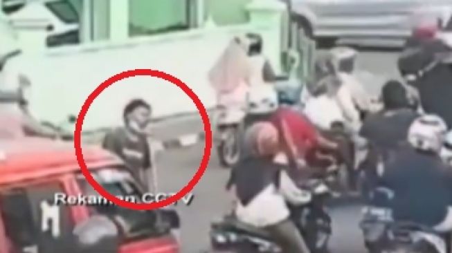 Viral 2 Pengemis Terciduk Pura-pura Cacat, Publik Berdoa Semoga Beneran