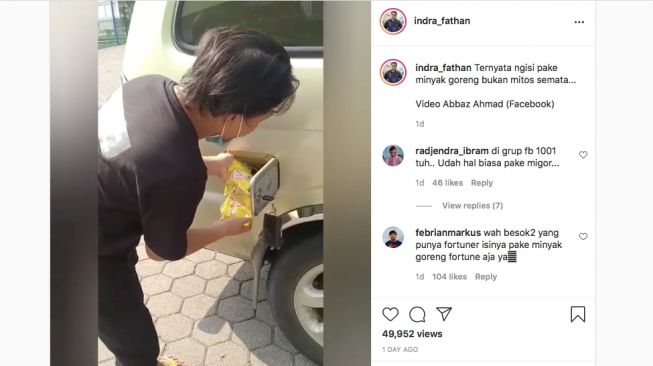 Seorang pria memasukan minyak goreng ke mobil. [Instagram/@ndra_fathan]