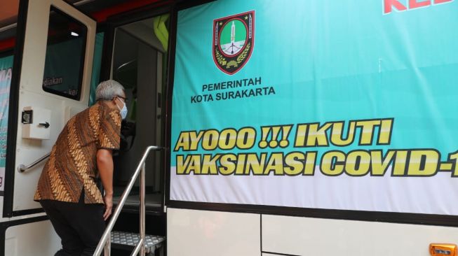 Gubernur Jawa Tengah saat mengecek Bus Vaksinasi di Kota Solo. [Dok. Pemprov Jateng]