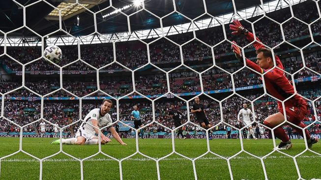 Pemain depan Inggris Harry Kane mencetak gol kedua selama pertandingan sepak bola babak 16 besar EURO 2020 antara Inggris melawan Jerman di Stadion Wembley, London, Inggris, Selasa (29/6).  JOHN SIBLEY / POOL / AFP