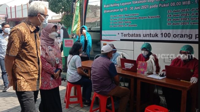 Tinjau Vaksinasi di Solo, Ganjar Pranowo Apresiasi Penggunaan Mobil Vaksinasi Keliling