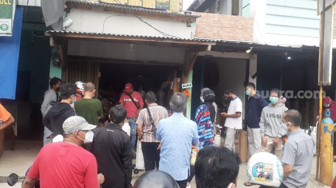 Warga mengantre di depot isi ulang oksigen di Manggarai, Jakarta Selatan, Rabu (30/6/2021). [Suara.com/Yaumal Asri Adi Hutasuhut]