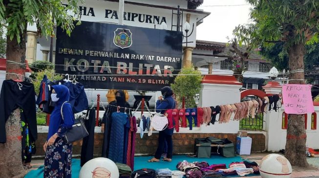 Protes Diputus Sepihak, Pedagang Gelar Pakaian Dalam di DPRD Kota Blitar