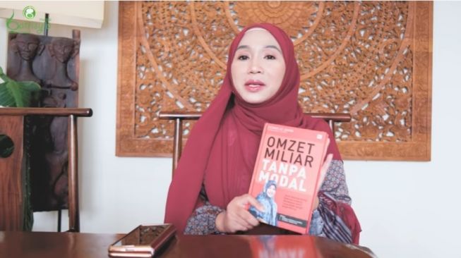 Fatimah Az Zahra bersama bukunya, Omzet Miliar Tanpa Modal. [Instagram]