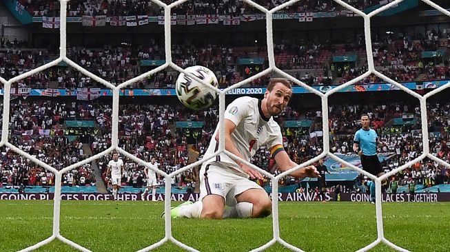 Pemain depan Inggris Harry Kane mencetak gol kedua selama pertandingan sepak bola babak 16 besar EURO 2020 antara Inggris melawan Jerman di Stadion Wembley, London, Inggris, Selasa (29/6).  JOHN SIBLEY / POOL / AFP