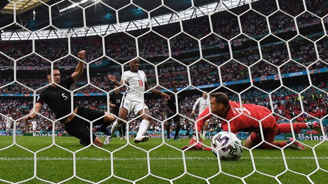 Pemain depan Inggris Raheem Sterling mencetak gol pembuka Inggris selama elama pertandingan sepak bola babak 16 besar EURO 2020 antara Inggris melawan Jerman di Stadion Wembley, London, Inggris, Selasa (29/6). Frank Augstein / POOL / AFP