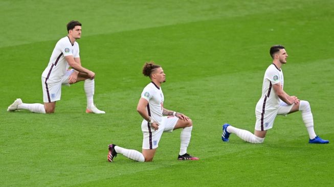 Duo gelandang jangkar Timnas Inggris, Declan Rice (kanan) dan Kalvin Phillips (tengah). [NEIL HALL / POOL / AFP]