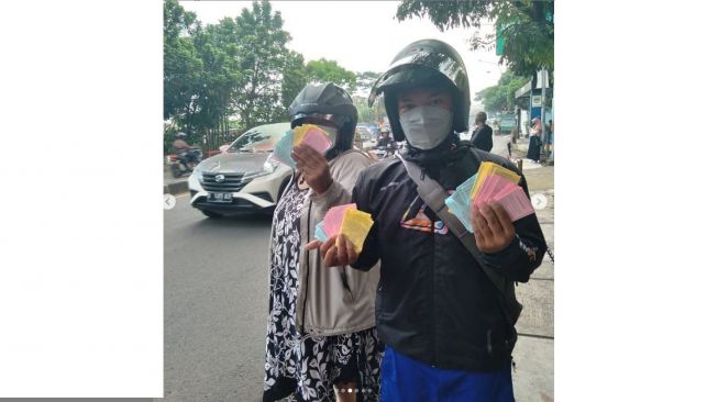 Viral Video Kertas Togel Bertebaran di Depan Gedung Sate