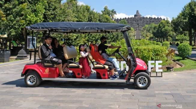 Wisatawan menumpang kendaraan listrik ramah lingkungan di kawasan Taman Wisata Candi (TWC) Borobudur, Magelang, Jawa Tengah (30/6/2020)[ANTARA FOTO/Anis Efizudin/hp] 