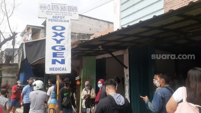 Warga mengantre di depot isi ulang oksigen di Manggarai, Jakarta Selatan, Rabu (30/6/2021). [Suara.com/Yaumal Asri Adi Hutasuhut]