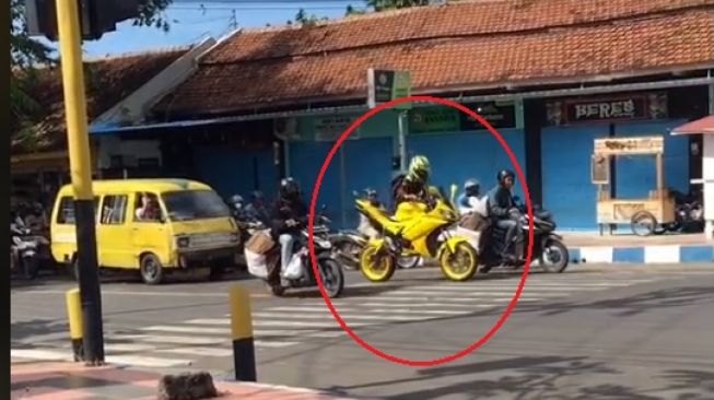 Cara pemotor berhenti di lampu merah ini jadi sorotan (tiktok)