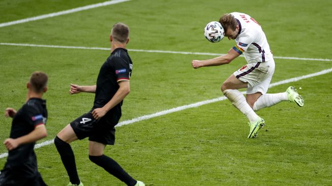 Pemain depan Inggris Harry Kane mencetak gol kedua selama pertandingan sepak bola babak 16 besar EURO 2020 antara Inggris melawan Jerman di Stadion Wembley, London, Inggris, Selasa (29/6).  JOHN SIBLEY / POOL / AFP