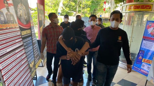 3 Pria Diciduk Gegara Curi Pistol Polisi di Medan