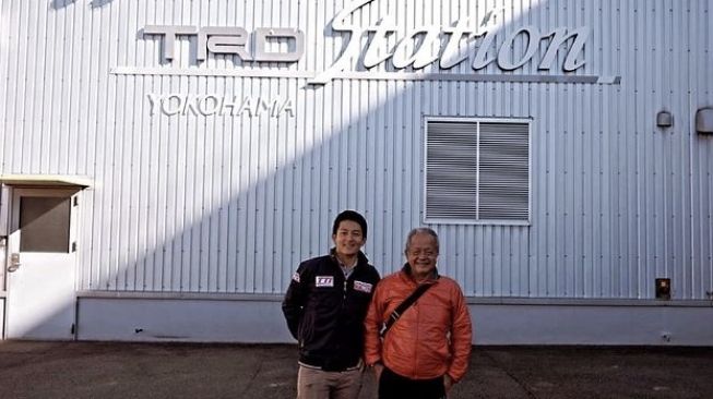 Rio Haryanto (kiri) bersama Pak Memet Djumhana [Instagram @rharyantoracing].