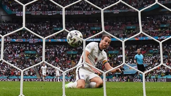 Penyerang Timnas Inggris, Harry Kane mencetak gol lewat sundulan terukur saat menghadapi Jerman dalam laga 16 besar Euro 2020 di Stadion Wembley, London, Rabu (30/6/2021) dini hari WIB. JUSTIN TALLIS / AFP.