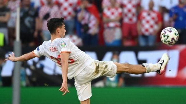 Pemain Spanyol Pedri menendang bola saat menghadapi Kroasia di babak 16 besar Euro 2020 di Parken Stadium, Kopenhagen on June 28, 2021. Jonathan NACKSTRAND / POOL / AFP