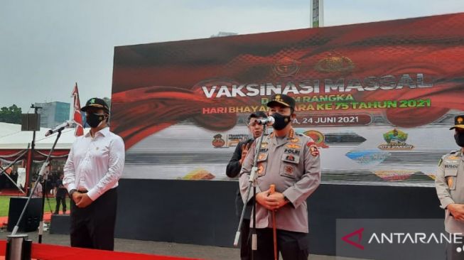 Kapolri Jenderal Pol Listyo Sigit Prabowo didampingi Menteri Kesehatan Budi Gunadi Sadikin dan Panglima TNI Marsekal TNI Hadi Tjahjanto memberikan keterangan pers pelaksanaan vaksinasi massa dalam rangka HUT ke 75 Bhayangkara, di Lapangan Bhayangkara Polri, Jakarta Selatan, Kamis (24/6/2021) [ANTARA/Laily Rahmawaty].