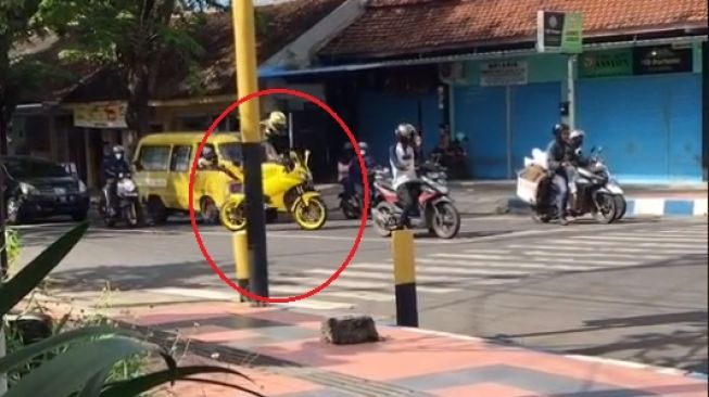 Cara Ribet Pemotor Saat Berhenti di Lampu Merah, Mirip Emak-emak Turun dari Sepeda