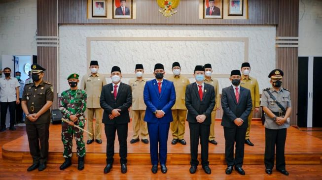 Wali Kota Medan, Bobby Nasution berfoto bersama usia melantik lima pejabat eselon II dan III di lingkungan Pemkot Medan, Rabu (30/6/2021). [Ist]