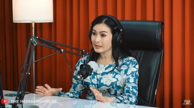 Curhat Iis Dalia soal julid dan gimik di TV. (YouTube/The Hermansyah A6)