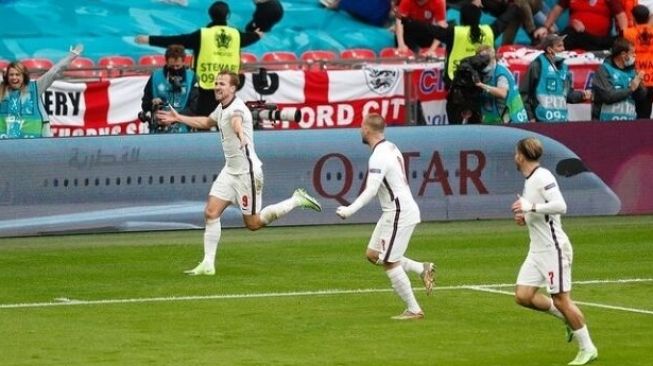 Harry Kane melakukan selebrasi usai mencetak gol ke gawang Timnas Jerman. [Instagram]