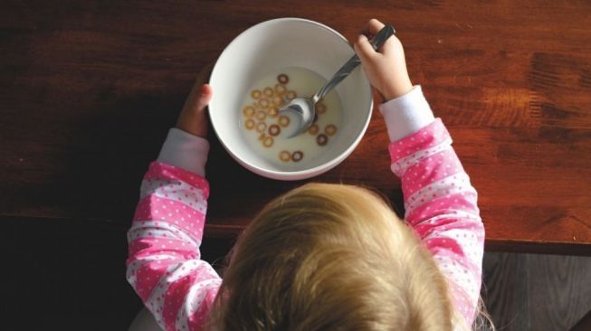 Makan Sambil Main HP, Tetiba Bocah Ini Syok Menangis Pas Disuapi Sang Kakak