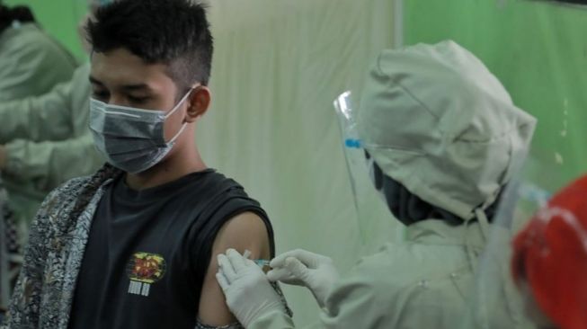 Vaksinasi anak usia 12-17 tahun di SMAN 20 Sawah Besar, Jakarta Pusat, Kamis (1/7/2021). [Instagram@aniesbaswedan]
