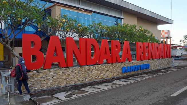 Calon penumpang berjalan di Bandara Rendani, Kabupaten Manokwari, Papua Barat, Kamis (1/7/2021). ANTARA FOTO/Olha Mulalinda