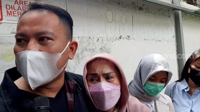 Vicky Prasetyo dan keluarga menangis usai dituntut delapan bulan penjara terkait kasus pencemaran nama baik Angel Lelga di Pengadilan Negeri Jakarta Selatan pada Kamis (1/7/2021) [Suara.com/Yuliani]