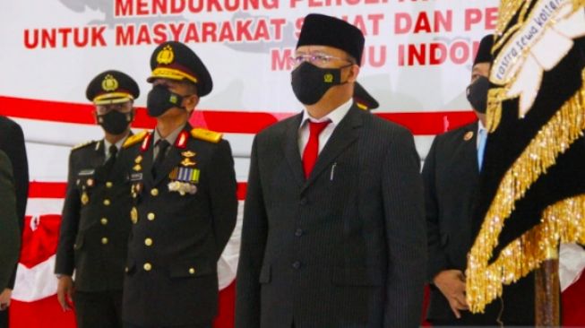 Gubernur Bengkulu Rohidin Mersyah bersama pejabat utama Polda Bengkulu saat perayaan upacara Hari Bhayangkara tahun 2021 di Mapolda Bengkulu. (Foto ANTARA/Carminanda) 