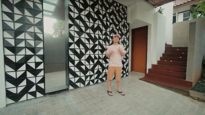 Potret rumah Raditya Dika. [YouTube/Raditya Dika]