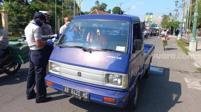 Petugas gabungan menggelar operasi kelaikan kendaraan di Jalan Bantul KM 1, Kalurahan Gedongkiwo, Kapanewon Mantrijeron, Kota Yogyakarta, Kamis (1/7/2021). - (SuaraJogja.id/Rahmat Jiwandono)