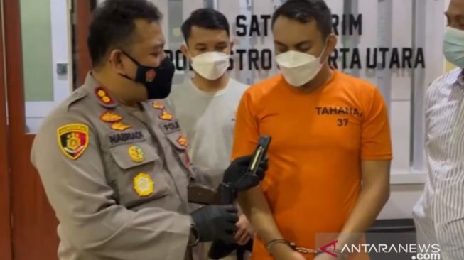 Tangkapan layar Wakil Kepala Kepolisian Resor (Wakapolres) Metro Jakarta Utara AKBP Nasriadi (kiri) saat bertanya kepada tersangka pemukulan supir truk di Jakarta Utara berinisial OK (40) mengenai senjata api yang ditemukan penyidik di Tanjung Priok, Jakarta Utara, Rabu (30/6/2021) [ANTARA/ HO-Humas Polres Metro Jakarta Utara]