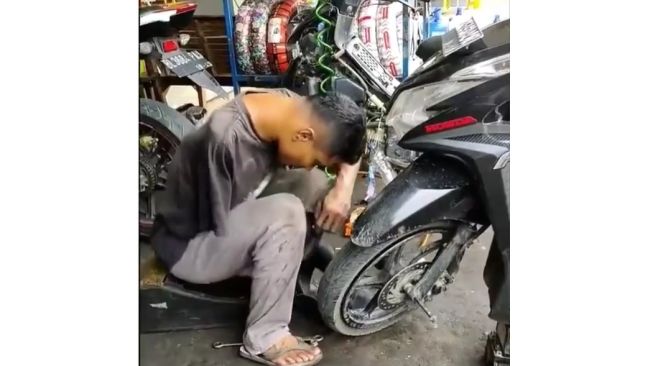 Aksi tukang tambal ban disabilitas mengajarkan untuk selalu bersyukur (Instagram)