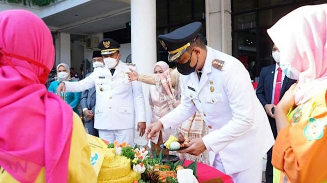 Wali Kota Medan Bobby Nasution memotong tumpeng pada momen HUT Kota Medan ke-431. [Ist]