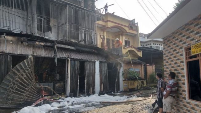 Rumah Berlantai Tiga Agen Gas Elpiji di Kayu Putih Ludes Terbakar