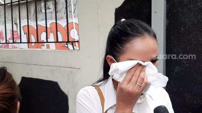 Kalina Oktarani menangis usai Vicky Prasetyo dituntut delapan bulan penjara terkait kasus pencemaran nama baik Angel Lelga [Suara.com/Yuliani]