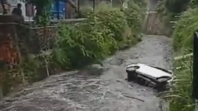 Mobil Putih Hanyut ke Sungai, Netizen: Salah Sendiri!